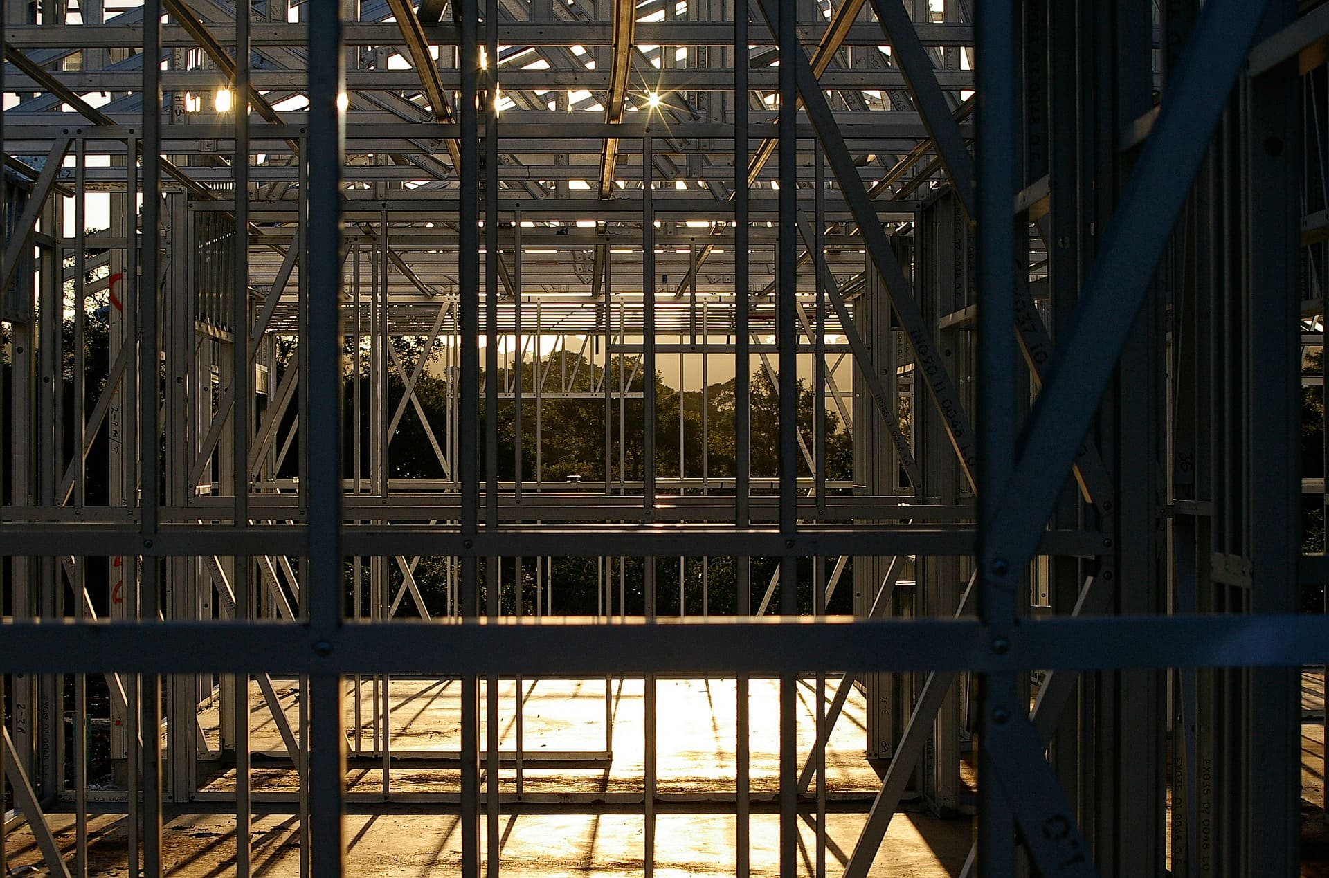 Construção Steel Frame - Estrutura de aço galvanizado sendo montada por profissionais especializados